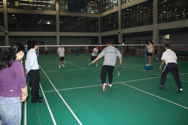 征途国际官网集团举行第一届羽毛球角逐