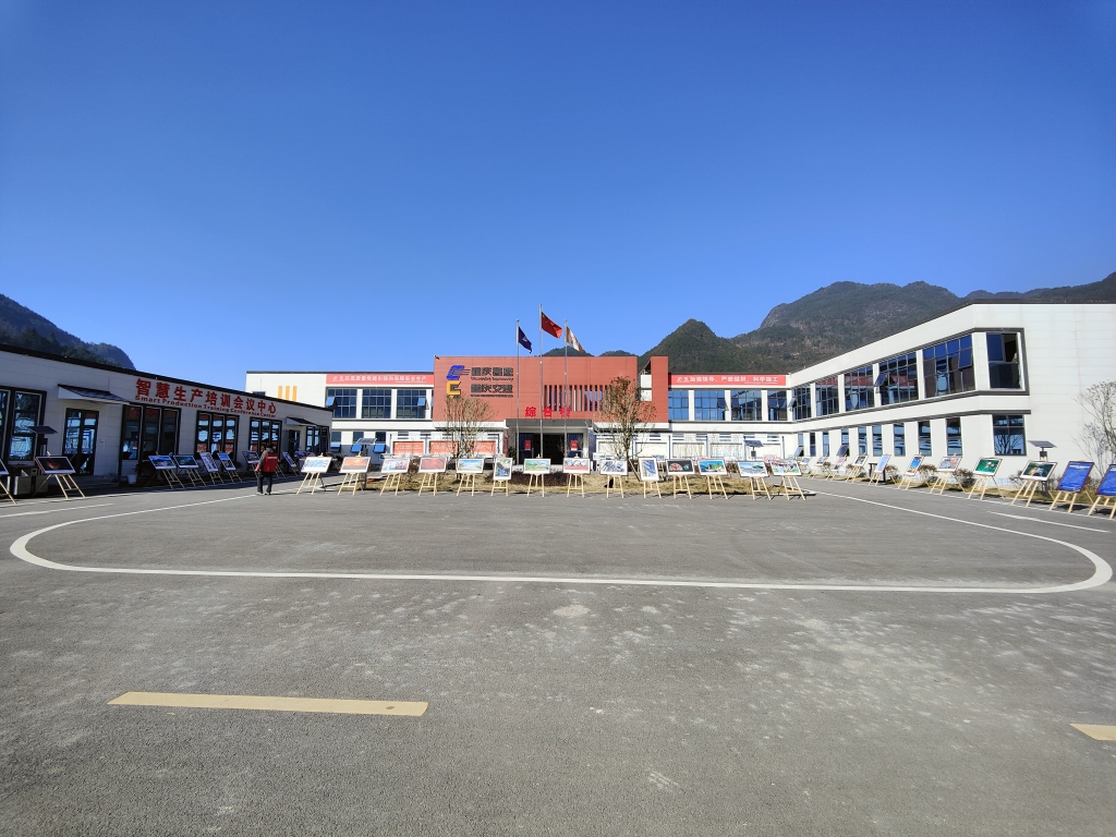 2022年11月14日，重庆云顶集团官方网站公路建设史上摄影展首次走进建设工地——巫云开公司组织“贯彻落实党的二十大精神 努力开创巫云开建设新局面——巫云开云顶集团官方网站摄影巡展”。 (1)
